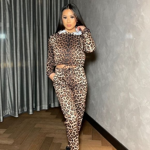 Women's Leopard  Cropped Top  & Jogger  Lounge Set - Picture 3 of 16